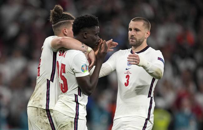 Saka was consoled by his teammates (Credit: PA Images)