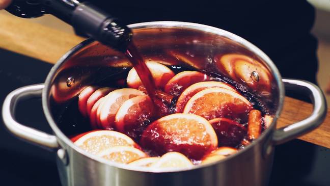 There is no better git for a mulled wine lover. (Credit: Pexels)