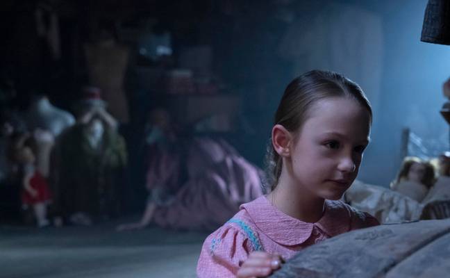Flora is played by nine-year-old Amelie Bea Smith (Credit: Netflix)