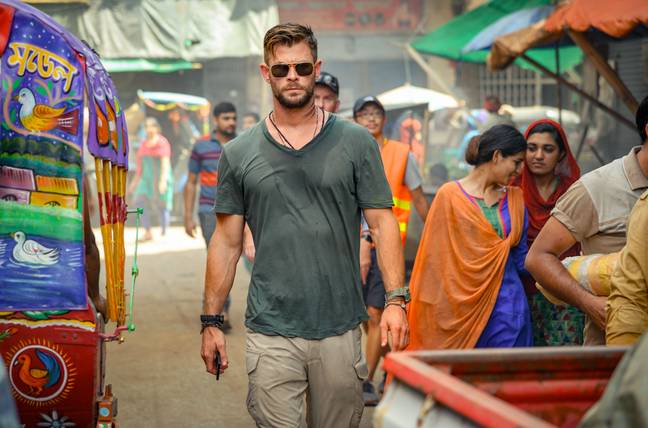 Chris Hemsworth plays badass mercenary Tyler Rake (Credit: Netflix)