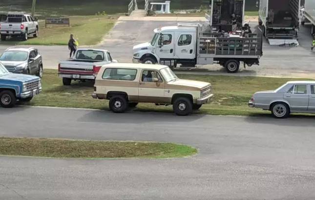 Chief Hopper's brown and beige Chevy Blazer appeared to be on the set, too. (Credit: ChihuahuaWithBoombox) 