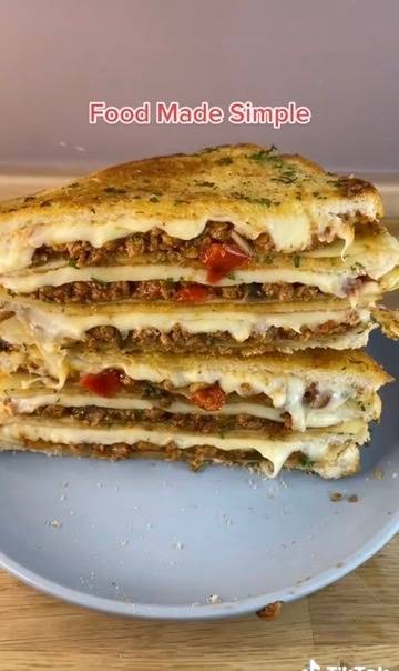 Picture this: perfectly toasted bread, melted garlic butter, hearty bolognese and stretchy, melt-in-the-mouth cheese - all sandwiched together in one perfect lasagne toastie. Divine (TikTok @foodmadesimple).