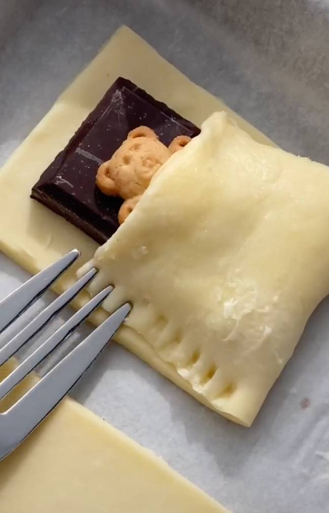 Tuck in your teddy bear biscuits in by pressing a fork into your pastry. (Credit: TikTok/@cristina_yin)