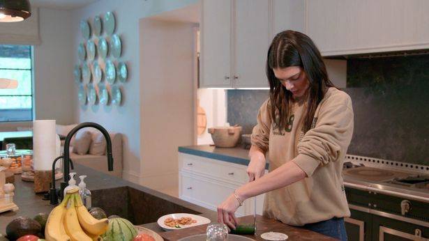 Kendall's kitchen skills leave a lot to be desired. (Credit: Hulu)