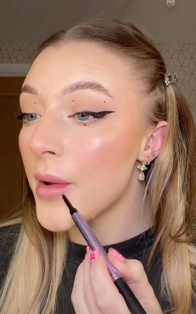 People are obsessed with this make-up trend. (Credit: TikTok/@couurtneyheath)