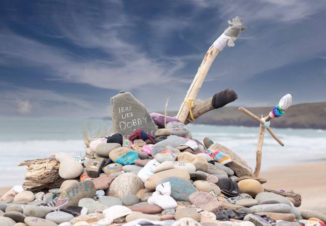 Harry Potter fans leave tributes at Dobby's grave. (Credit: Alamy)