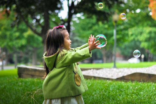 Mumsnet users have been fiercely debating over what time they let their children play outside. (Credit: Unsplash)