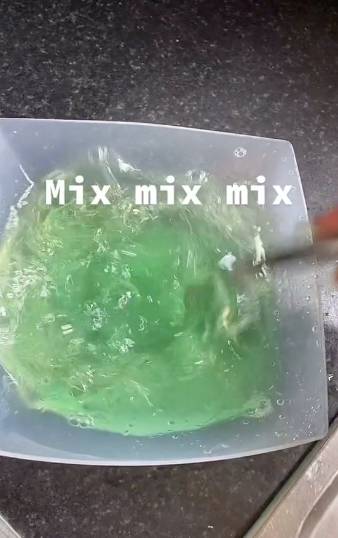 The woman mixed washing up liquid, oil and warm water in a bowl (Credit: TikTok/@saphsumar)