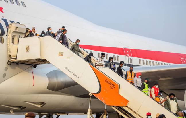 Nigerian students returning home on evacuation flights (Alamy)