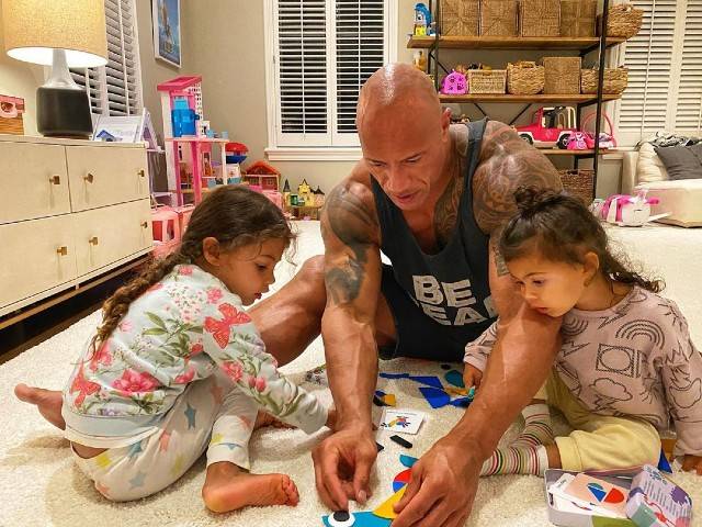 Dwayne Johnson with his children (@therock/Instagram)