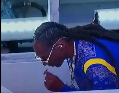 Snoop Dogg caught on camera before Super Bowl halftime show (@ElalcaldeRafa/Twitter) 