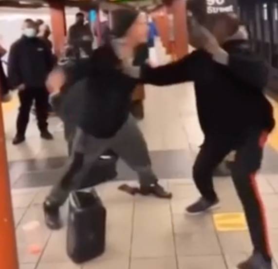 Men fighting on train platform (u/vThrowaway/Reddit)