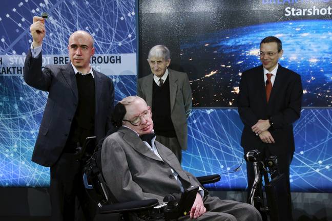 Avi Loeb, extrême droite, avec Stephen Hawking, Yuri Milner et Freeman Dyson.  Crédit : Alamy