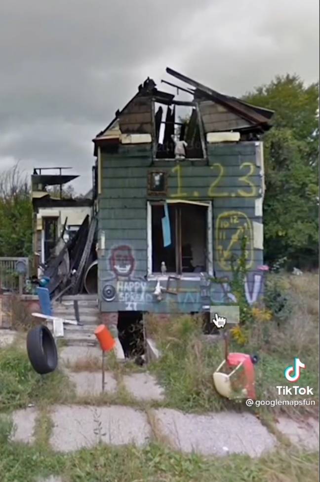 It's unclear what happened to this home in Detroit. (@googlemapsfun/TikTok)