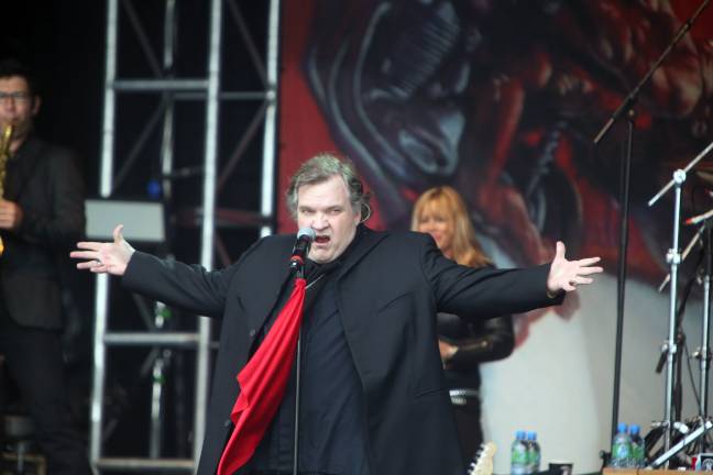 Meat Loaf singing at a concert (PA Images)