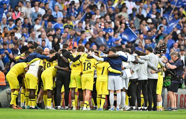 The Chelsea team huddle before penalties during the FA Cup Final match between Chelsea and Liverpool at Wembley Stadium.  (Alamy)
