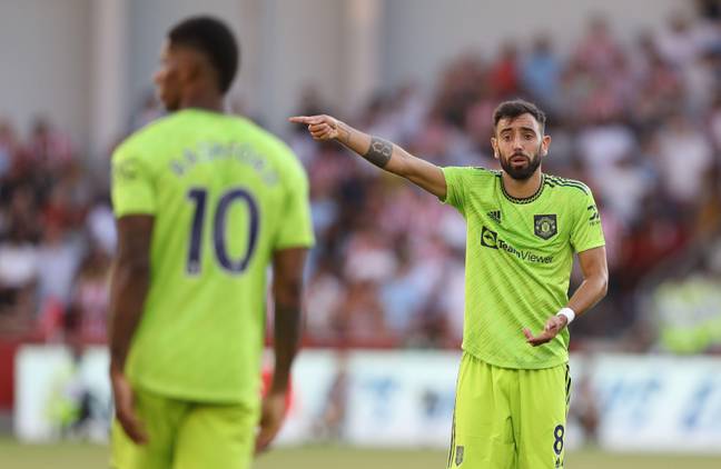 Fernandes gesturing towards Manchester United teammate Marcus Rashford. (Image Credit: Alamy)