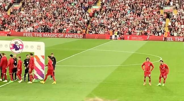 Alexander-Arnold and Salah switched off. (Image Credit: FunnyFTMoments/Twitter)