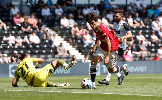 Facundo Pellistri rounds the goalkeeper to score against Wayne Rooney's Derby County in pre-season. (Alamy)