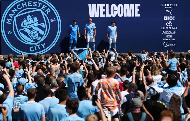 Erling Haaland, Stefan Ortega et Julian Alvarez rencontrent les fans de Manchester City.  Sportimage / Alamy