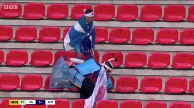 Tifozët japonezë rregullojnë stadiumin gjatë Kupës së Botës për femra. Kredia e imazhit: BBC