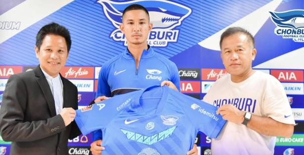 Bolkiah with his new shirt. Image: Chonburi Football Club