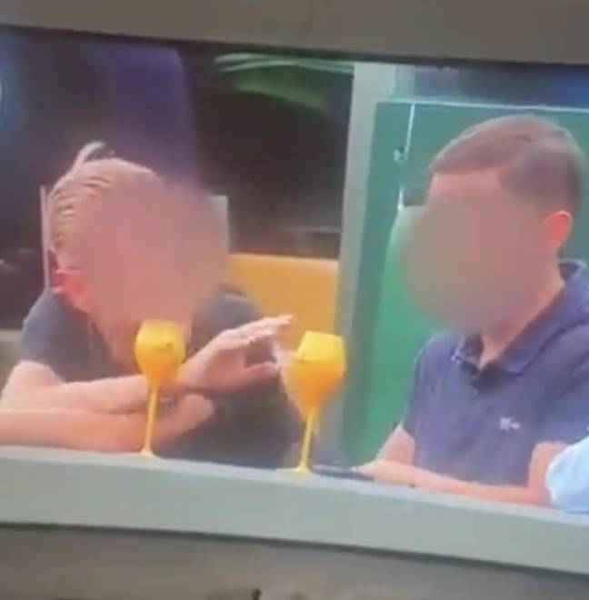 Adhuruesi i tenisit u pa teksa zgjatej për diçka në prehrin e tij. Kredia: BBC