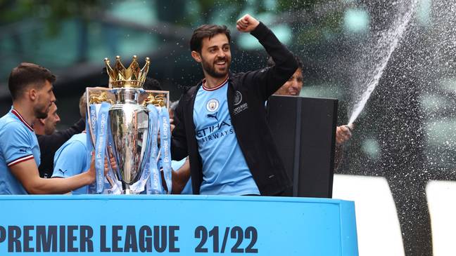Bernardo Silva celebra la victoria del Manchester City en la Copa de la Premier League.