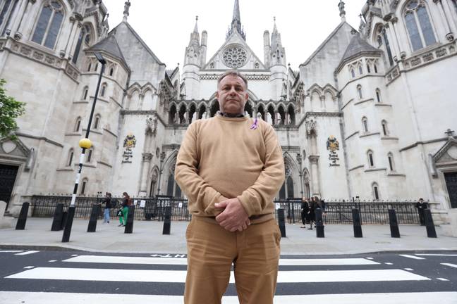 阿奇的父亲保罗·巴特斯比（Paul Battersbee）在伦敦高等法院外。信用：Alamy
