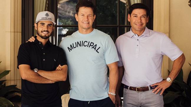 Mark Wahlberg with Abraham Ancer (left) and Aron Marquez. Credit: Flecha Azul