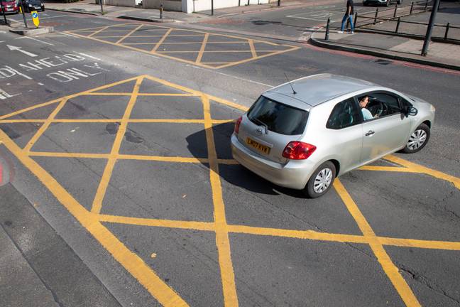 在黄色盒子交界处停车太久，可以看到您被1,000英镑的罚款打耳光。信用：Alamy