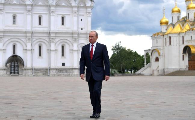 Putin keeps his right arm dead still when he walks. Credit: Kremlin Pool / Alamy Stock Photo