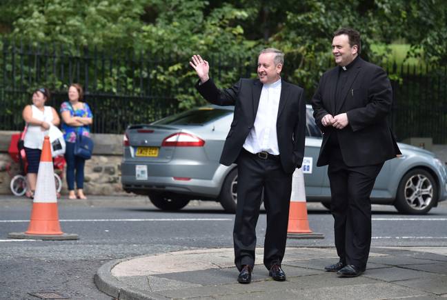 德莫特·唐纳利（Dermott Donnelly）在2015年的兄弟德克兰（Declan）的婚礼上庆祝了弥撒。