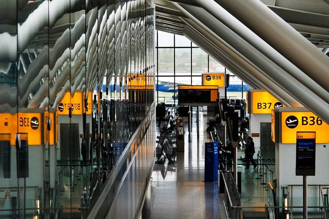 希思罗机场是机场之一，要求乘客尽早检查行李。（信用：.curt。通过创意共享）