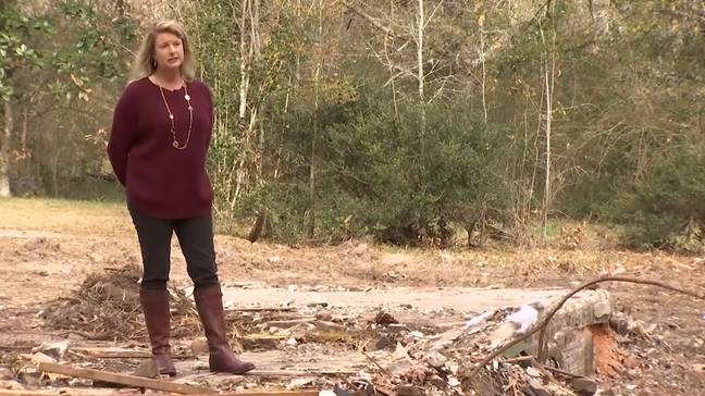 詹妮弗·普拉亚姆（Jennifer Pulliam）被误解时，她的家中被摧毁了。学分：YouTube/WKRG
