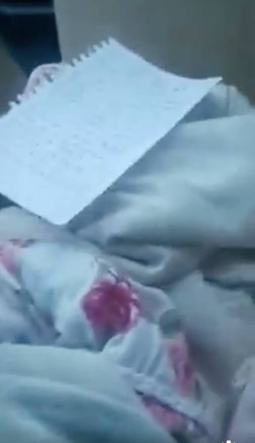 The baby was wrapped in blankets alongside the note. Credit: Facebook/Roxy Lane