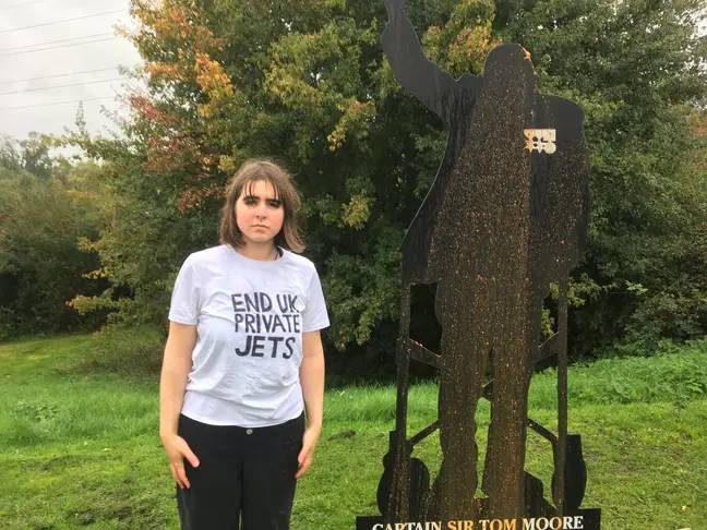 麦迪·伯德（Maddie Budd）拍摄了自己在汤姆·纪念馆（Tom Memorial）上浇注尿液和粪便。信用：Twitter/End UK私人喷气机