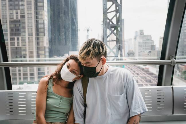 Couple wearing facemasks. (Pexels)