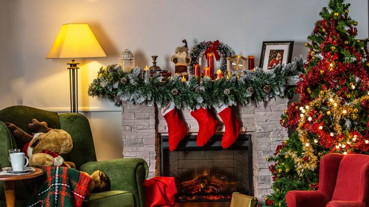 This Is Officially The Right Date To Take Your Christmas Decorations Down