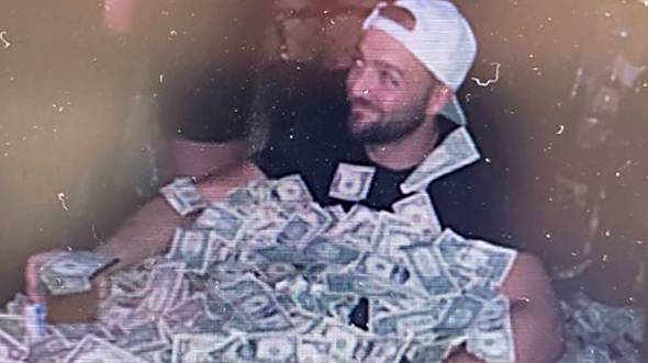 Man who posed in bathtub full of money set to plead guilty