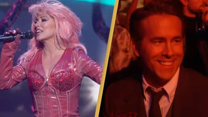 Ryan Reynolds' shocked reaction after incredible gesture from Shania Twain mid-song