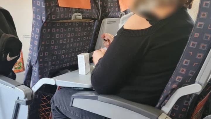 People left furious as 'rude' and 'inconsiderate' woman paints her nails during flight