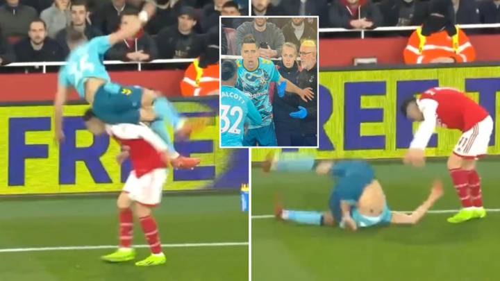 Jan Bednarek suffers nasty fall after Gabriel Martinelli backs into him, forced off the pitch