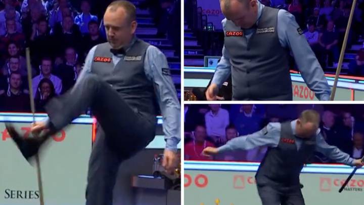 Snooker star attacked by a persistent wasp mid-match in chaotic scenes, his reaction is hilarious