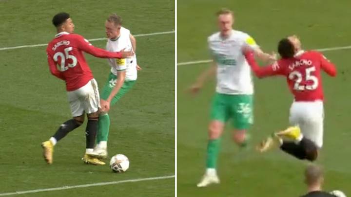 Man United fans think they were 'robbed' of a penalty after challenge on Jadon Sancho