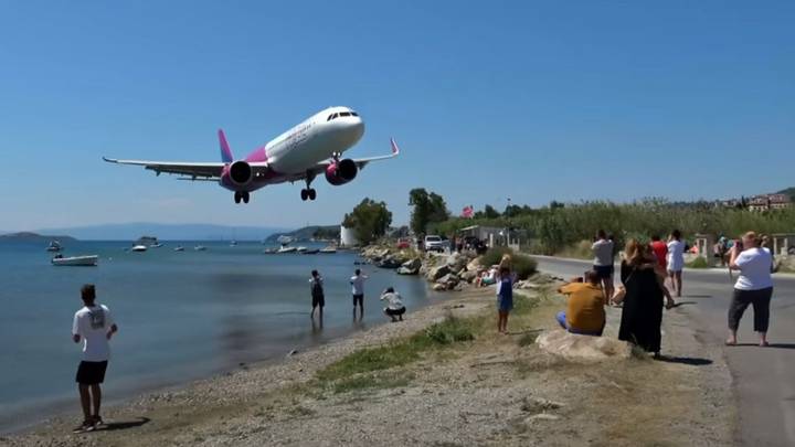 Plane makes terrifying 'lowest ever landing' at island airport