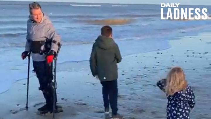 Paralysed Man Uses Exoskeleton To Walk On The Beach With His Children For The First Time