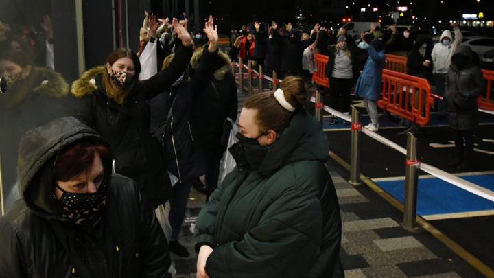 Bargain Hunters Queue From 4am For Boxing Day Sales