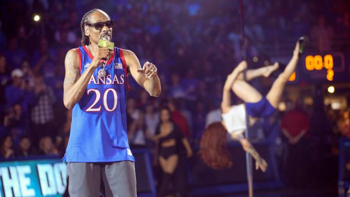 ​University Apologises For Snoop Dogg Performance Featuring Pole Dancers And Money Gun