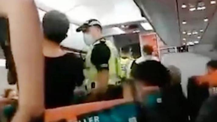 EasyJet Passenger Escorted From Flight By Police After Refusing To Wear Face Mask